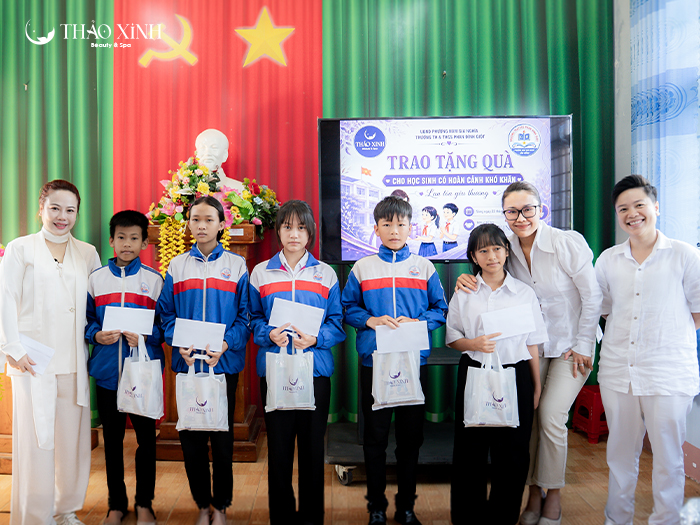 Thao-Xinh-tiep-suc-hoc-sinh-den-truong-phuong-nam-gia-nghia-4