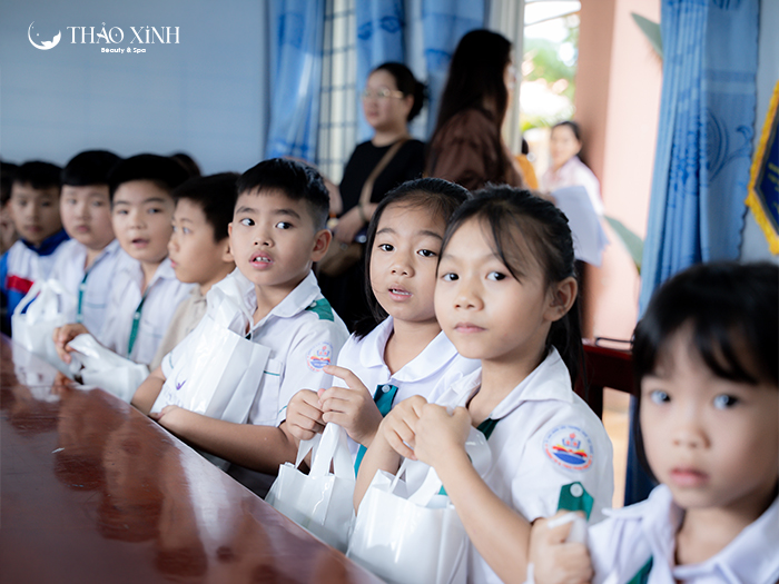 Thao-Xinh-tiep-suc-hoc-sinh-den-truong-phuong-nam-gia-nghia-3