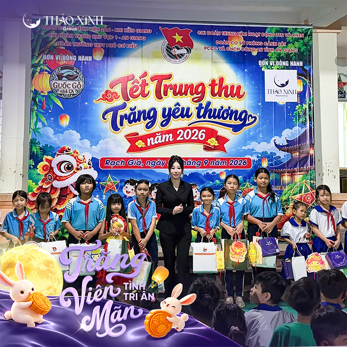 thao-xinh-groip-trao-qua-trung-thu-2