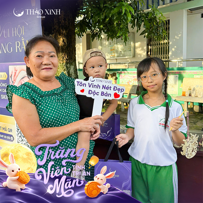 thao-xinh-groip-trao-qua-trung-thu