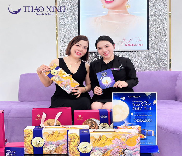 Thao-Xinh-trao-gui-mon-qua-trung-thu-den-khach-hang